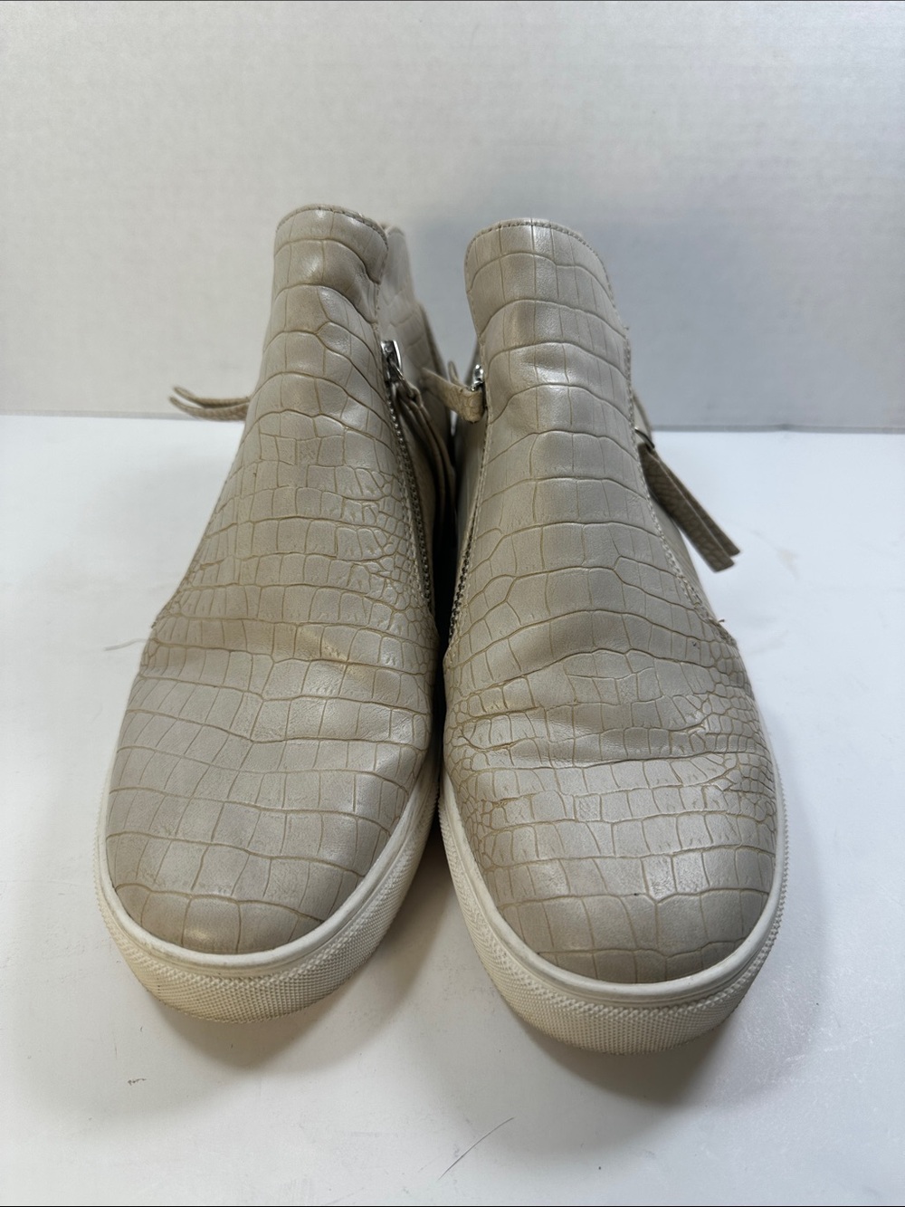 Steve Madden Women’s Beige Croc-Embossed Zip Sneaker Boot Size 8 - Picture 3 of 9